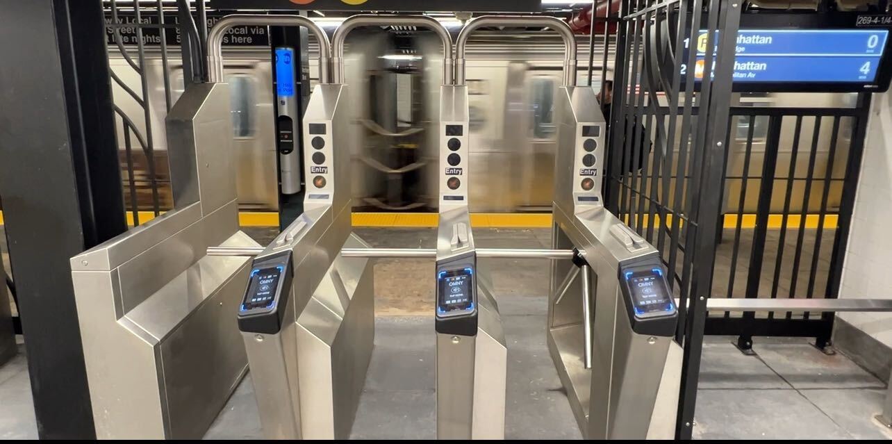 Fare array at the Northern Blvd (M)(R) Station 