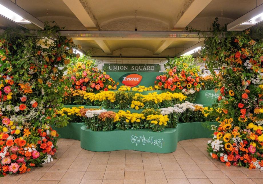 A floral display in 14 St-Union Sq station