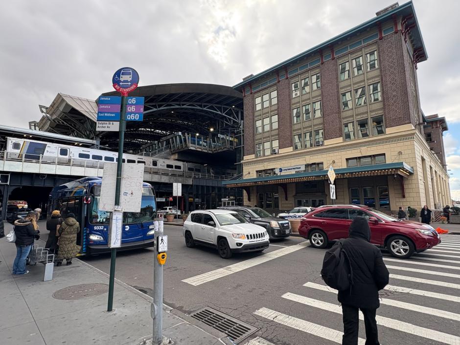 Q6 bus stop in front of LIRR Jamaica station